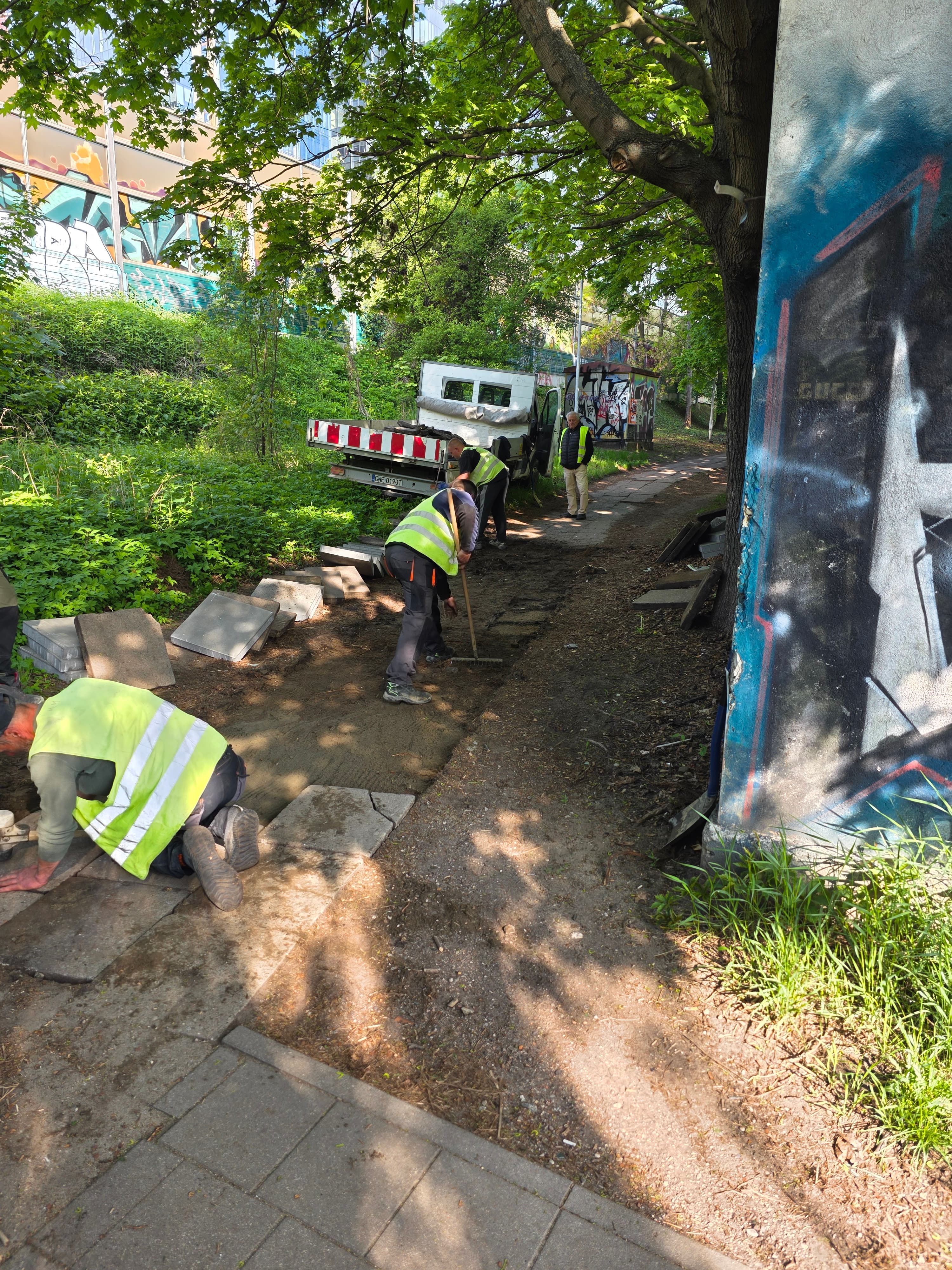 Pracownicy PKP Nieruchomości remontują chodnik przy SKM Przymorze-Uniwersytet i kompleksie Alchemia w Gdańsku, maj 2026
