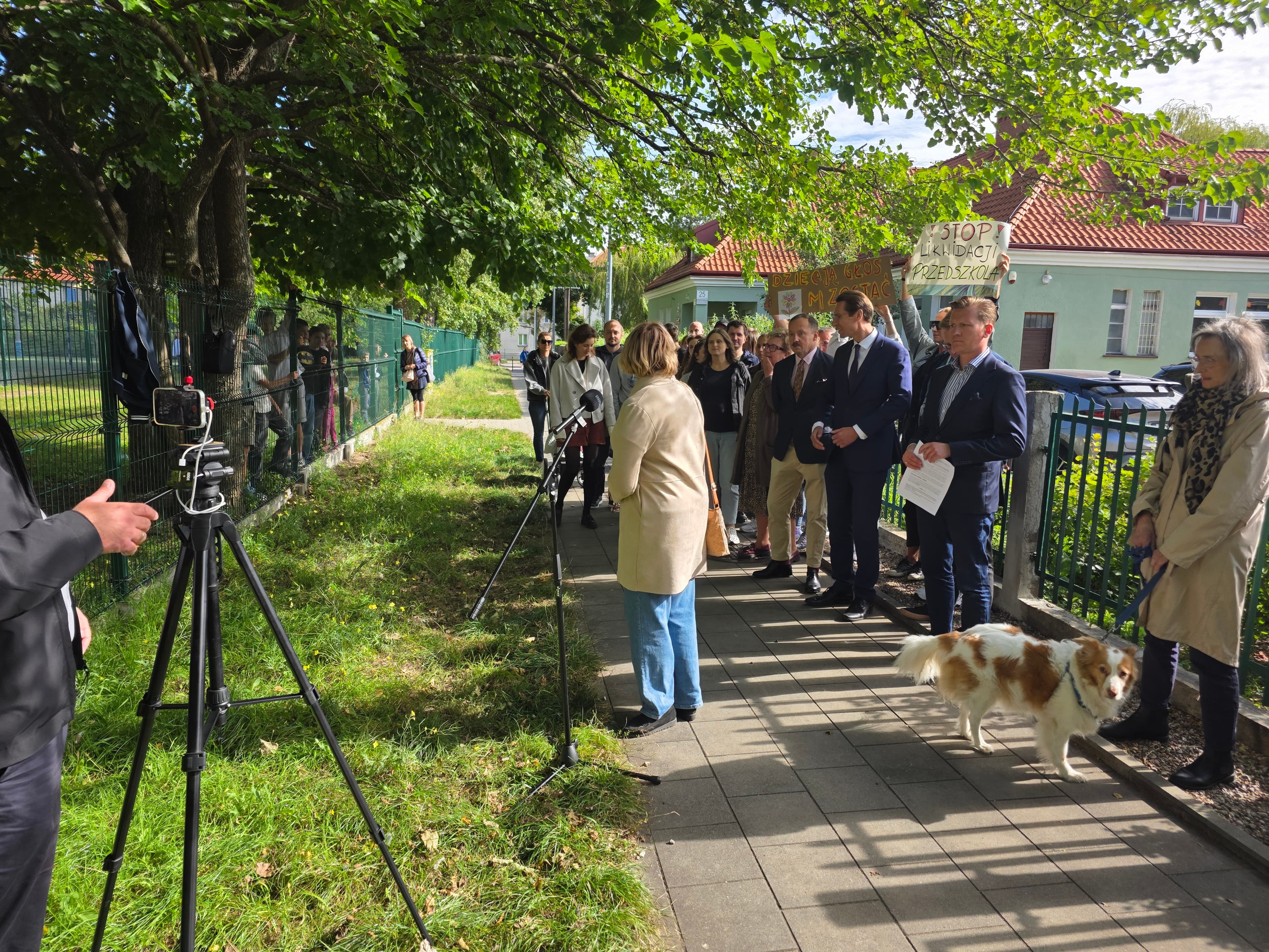 Konferencja prasowa radnych miasta Gdańska w obronie Przedszkola Stokrotka przy ul. Arkońskiej 25 na Przymorzu Małym, wrzesień 2025