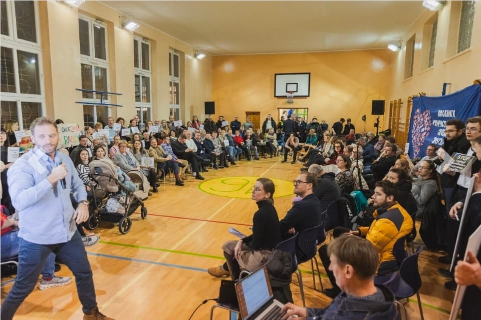 Spotkanie mieszkańców z prezydent Gdańska Aleksandrą Dulkiewicz w sprawie Przedszkola Stokrotka, sala gimnastyczna na Przymorzu Małym, luty 2026